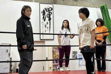 特別指導を行ったSareee(左)も、藤原あむに動きに驚きの表情