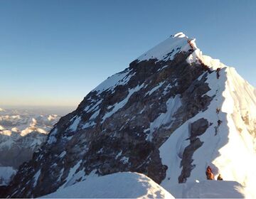  エベレスト山頂に向かう登山者（ロイター）