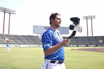 自ら撮影カメラを回すバウアー