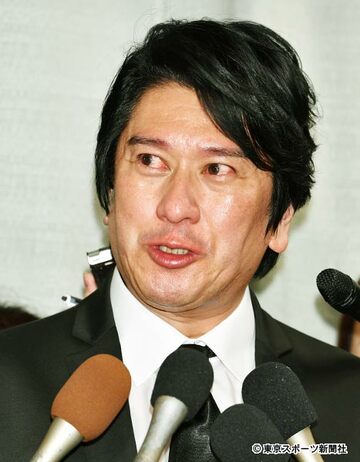  お別れの会後の会見で涙を流した川崎麻世