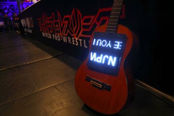 SANADAが持ってきた「Good bye NJPW」と書かれたギター