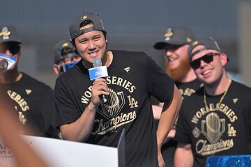 優勝パレードで〝３連覇〟を宣言した大谷翔平（ロイター）