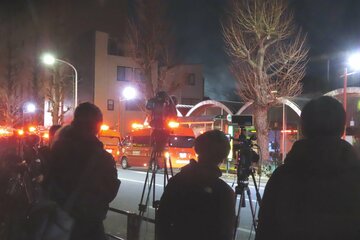 田中角栄元首相の旧邸宅には多くの報道陣が集まった
