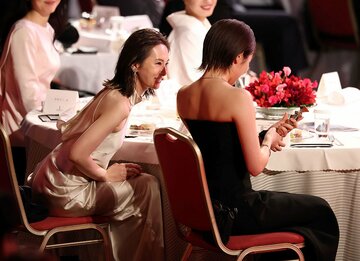 主演の北川景子(左)に声をかけられる森田望智（代表撮影）