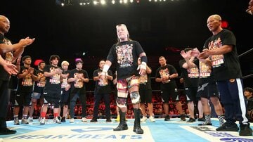 新日本の選手たちに拍手で送られる天山広吉