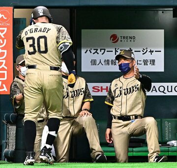  ６回、本塁打放ったオグレディ（左）を迎える西武・-辻監督（東スポWeb）