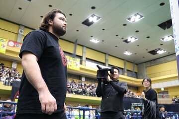 セコンドから試合を見守るウルフアロン