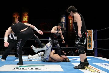 SHO(中）らに攻められる棚橋（下）