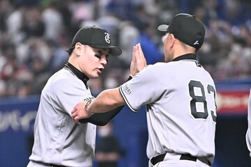 試合後に丸佳浩（左）とハイタッチする阿部慎之助監督