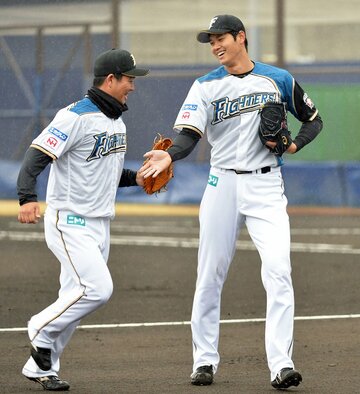 現役時代、大谷翔平(右)とタッチをかわす横尾コーチ（2016年）