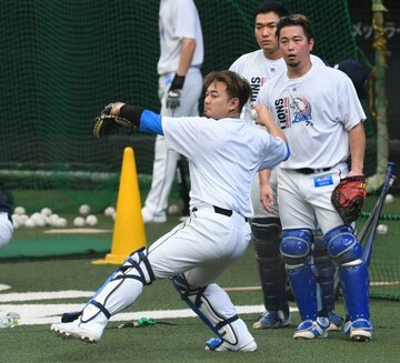  捕手でスタメン復帰となった西武・森（左）