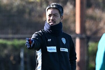 選手に指示を出すＪ１福岡の塚原真也暫定監督