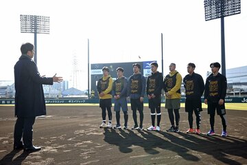 ７人のルーキーに訓示を行う藤川監督