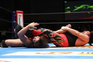 最後は腕十字に沈んだ嘉藤匠馬(左)