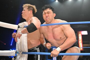潮崎豪（左）の脇腹を攻める鈴木秀樹