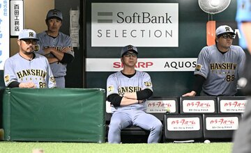 戦況を見守る藤川球児監督（中）ら阪神首脳陣