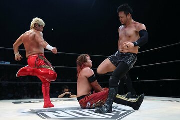 佐々木憂流迦を攻める拳王(左)とKENTA