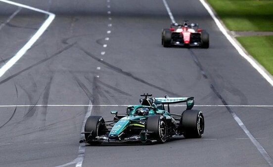 ランス・ストロールのマシン(手前)は周回遅れを重ね…（ロイター）