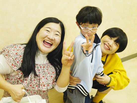 左からガンバレルーヤ・よしこ、達生くん、まひる