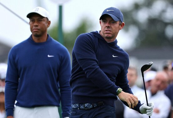 タイガー・ウッズとロリー・マキロイ（ロイター）