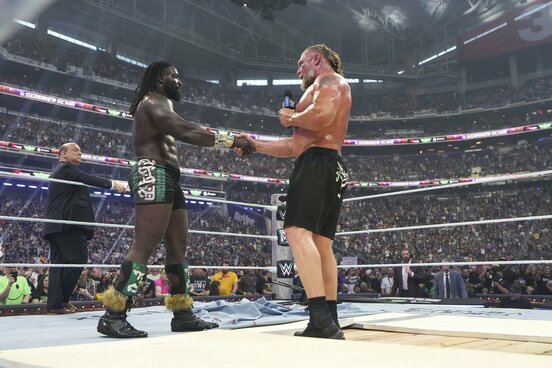 オバ・フェミ(左)と握手をかわすブロック・レスナー ⒸWWE