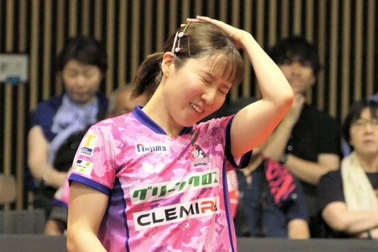 ミスショットに頭を抱える平野美宇