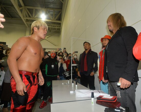 サイン会会場で火花を散らす拳王（左）と内藤