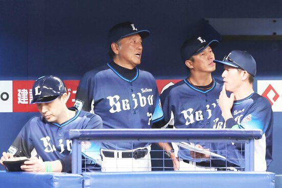 ベンチで戦況を見守る西武・渡辺監督代行(左から２人目)