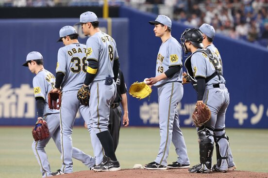 ４回、逆転されナインが大竹耕太郎（右から３人目）の元に集まる