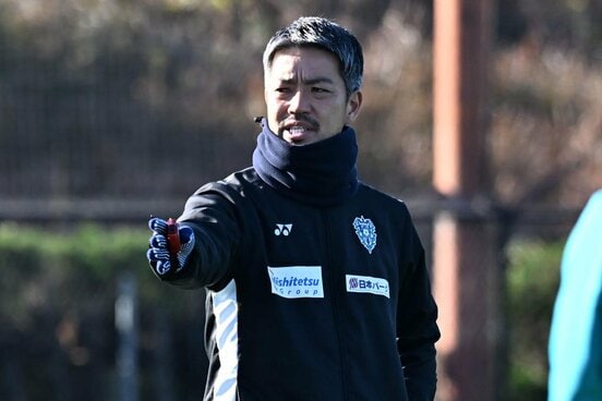 選手に指示を出すＪ１福岡の塚原真也暫定監督