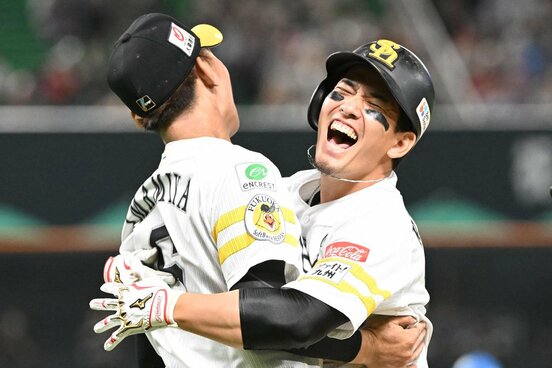 延長１０回にサヨナラ犠飛を放ち、今宮(左)と抱き合うソフトバンク・栗原