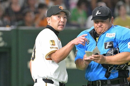 ヤクルト戦の初戦をものにした巨人・阿部監督(左)