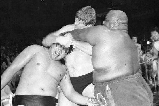 ブッチャー（右）とハンセン（中）に攻められ大流血の谷津嘉章（1981年）