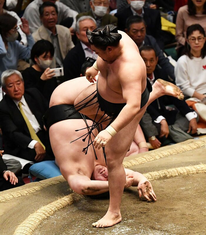 若元春(奥)を小手投げで下した霧馬山