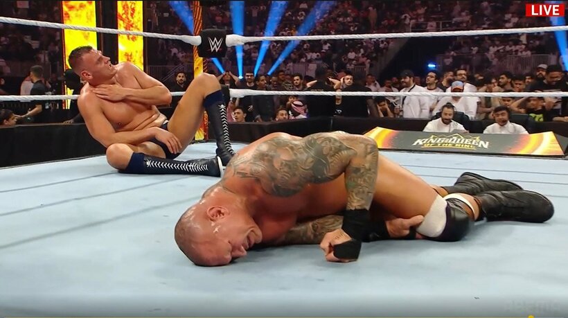 「キング・オブ・ザ・リング」決勝で名勝負を展開したグンター（奥）とランディ・オートン©AbemaTV, Inc.