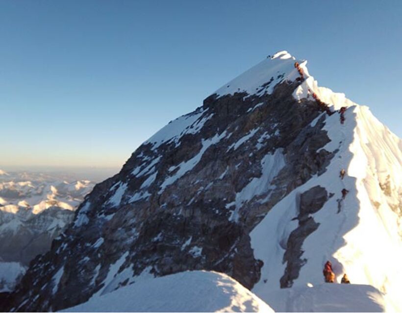  エベレスト山頂に向かう登山者（ロイター）