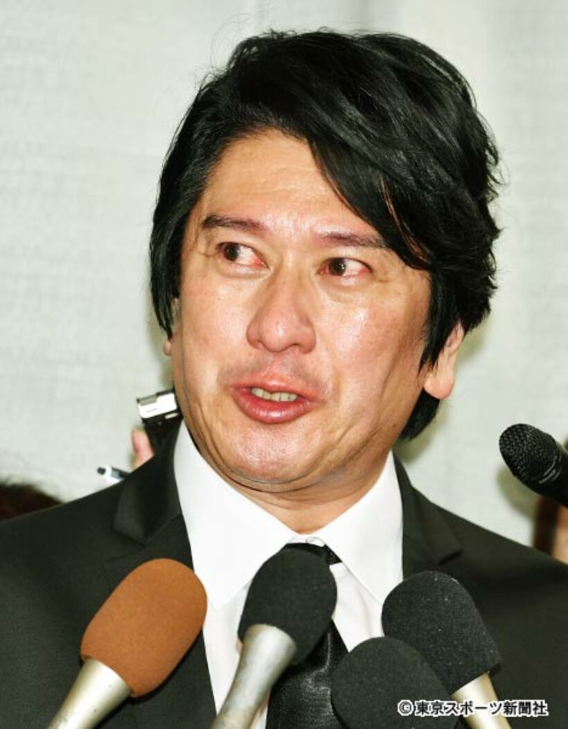 お別れの会後の会見で涙を流した川崎麻世
