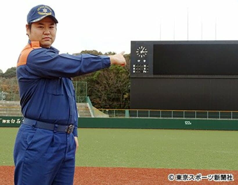  １５１キロを表示した球場のスコアボードを指さす平生拓也
