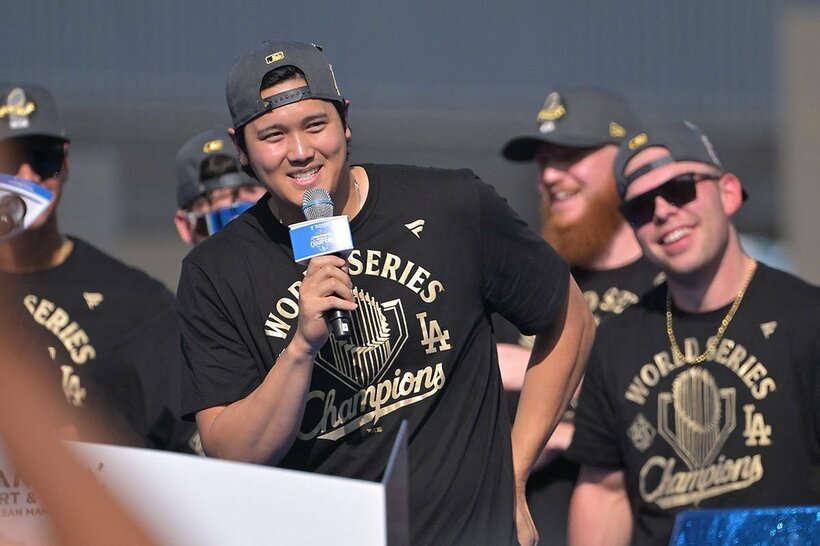 優勝パレードで〝３連覇〟を宣言した大谷翔平（ロイター）