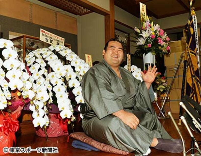 琴奨菊は満面の笑みを浮かべて一夜明け会見を行った
