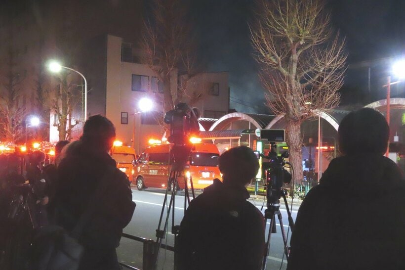 田中角栄元首相の旧邸宅には多くの報道陣が集まった