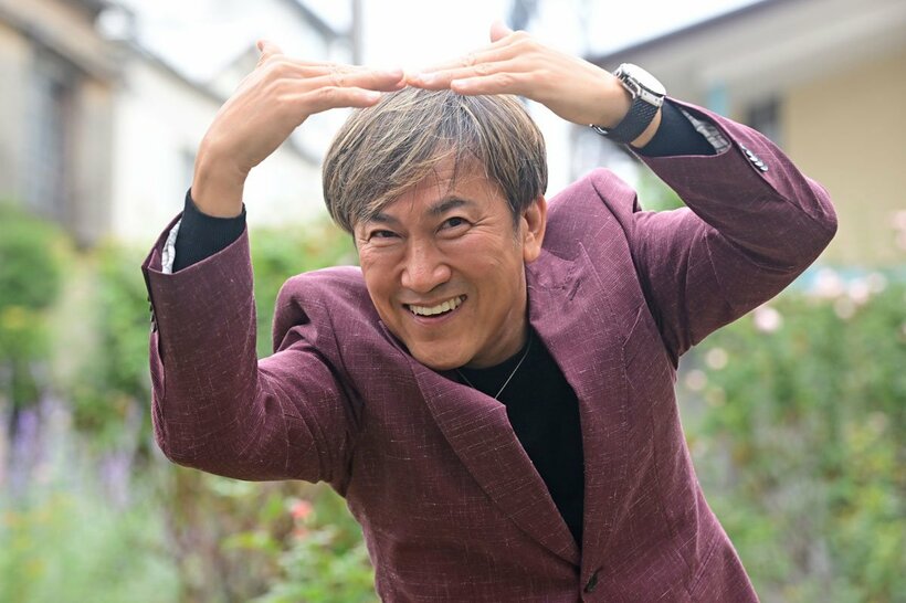 Ｏ世代の「Ｏ」をポーズで示す坂本つとむ