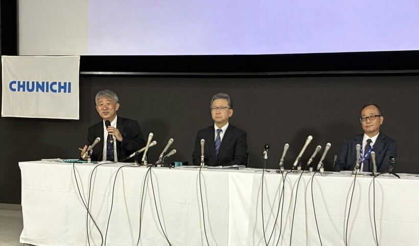 会見する（左から）中日新聞社の大島弘義氏、久野哲弘氏、中日ドラゴンズの佐藤昌雄氏
