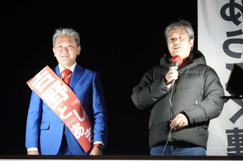 吉野敏明氏（左）と応援に駆けつけた内海聡代表