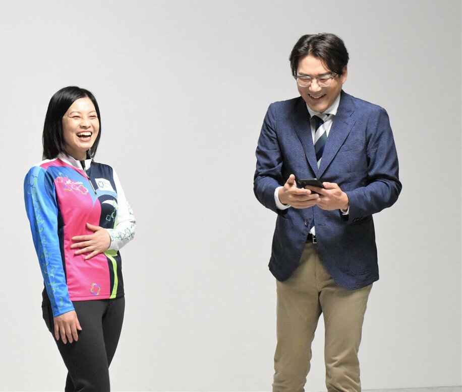  CM撮影イベントに出席した船山弓枝（左）と粟津浜一社長