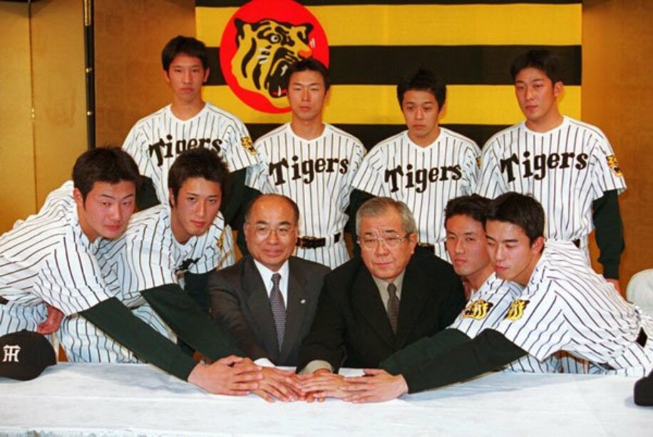  ２００４年阪神新人選手入団発表、前列左から２人目が藤田