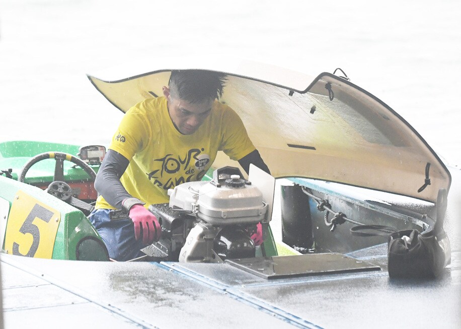  ボートカバーで雨をしのぎながら作業する菊地孝平（東スポWeb）