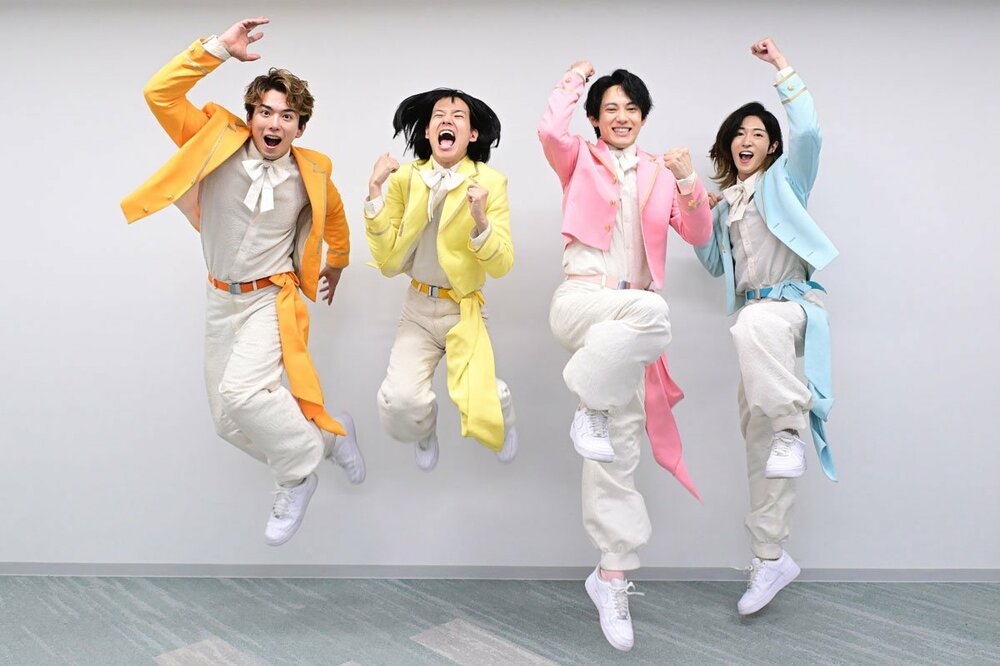 特大ジャンプする(左から)じん、おヨネ、ケンケン、サカイJr.