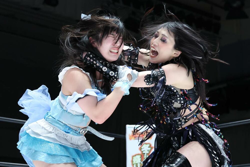 上谷沙弥（右）の攻撃に苦悶の表情を浮かべる玖麗さやか