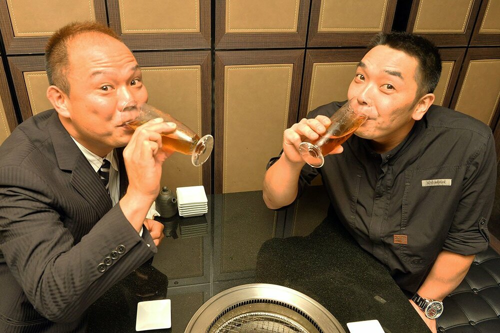 笑顔で勝利の美酒を酌み交わす阿部と朝井氏